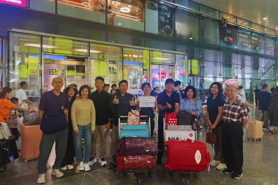 Travelers experience airport pickup with Auasia Travel on arrival in Vietnam